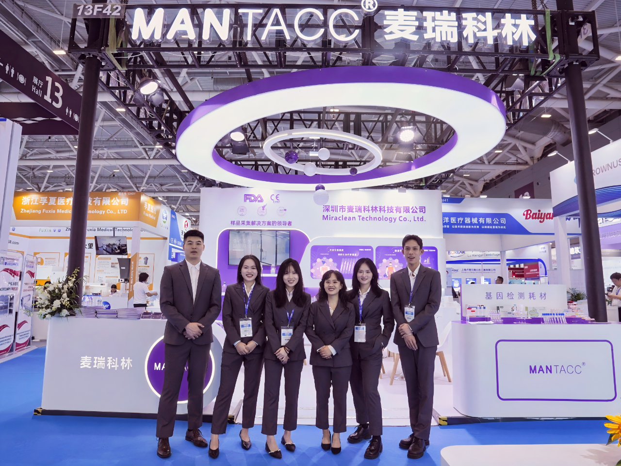 展会结束香港澳门六宝典团队合影留念.png